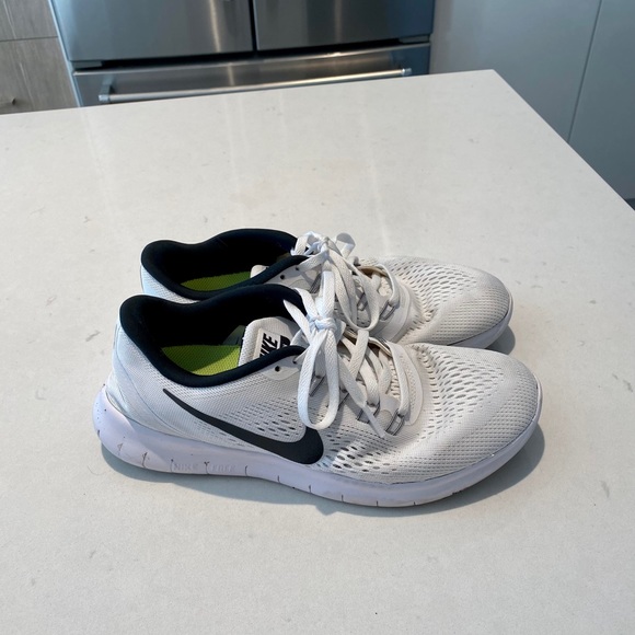 Nike Free Runs - Picture 2 of 2